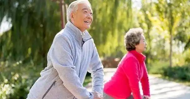 五十岁后别硬撑，身体早给你发了暗号。跑完六分钟心率还蹦在100以上，不是你年轻