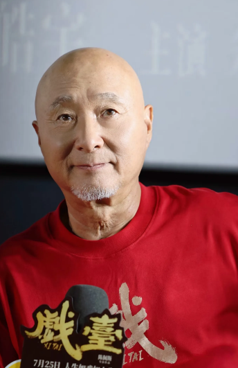 真是越来越看不懂陈佩斯了，明明都已经71岁的人了，拍摄的《戏台》还是老派表达