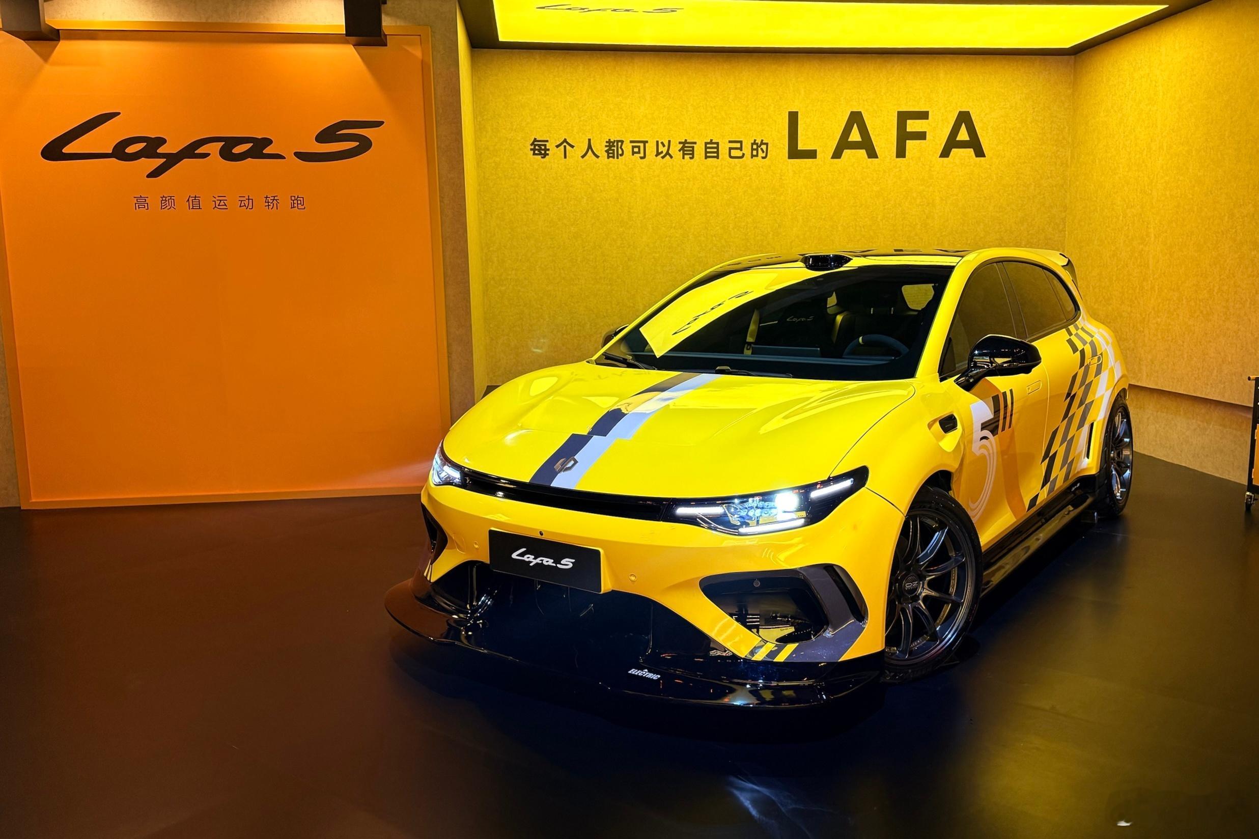 终于见到零跑lafa5Ultra版实车了空动套件很夸张，姿态很对味~帅的！零跑