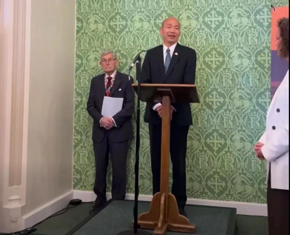 窜访法英等国后，韩国瑜得意忘形，把心里话说出来，暗示双面人日前，在相继窜访