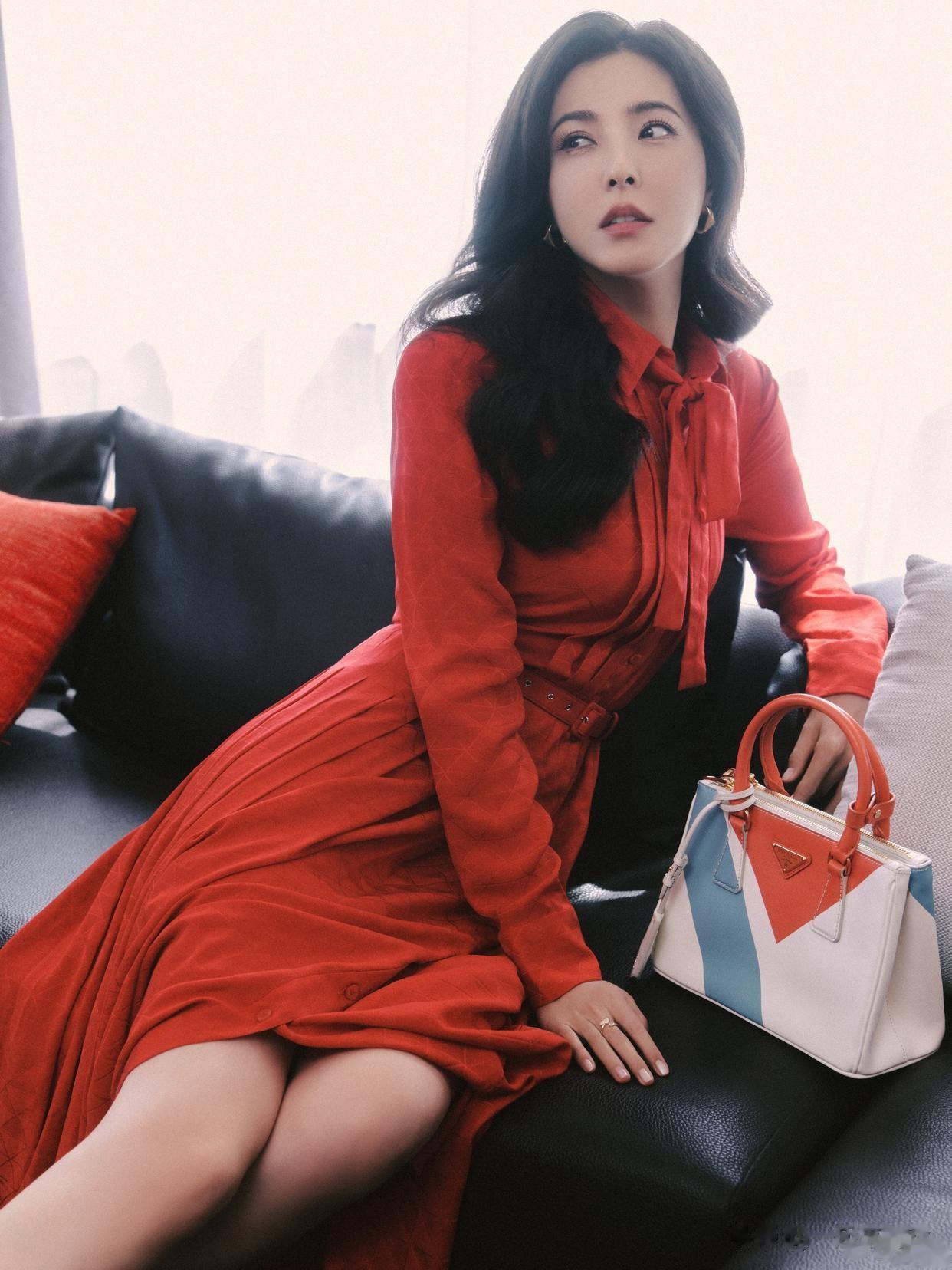 曾黎魅惑中又透着几分性感味道，又不失高贵优雅气场，五官大气，烈焰红唇，肤白貌美，