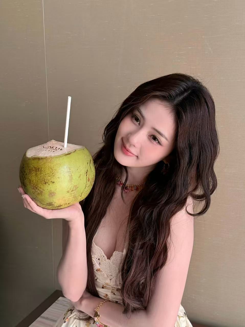 白鹿泳池live白鹿提前感受到了夏天提前过夏天