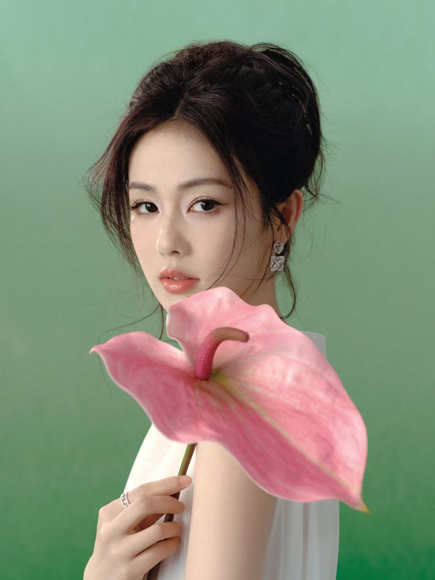 女星白鹿手捧粉红鲜花，清新脱俗美如画！