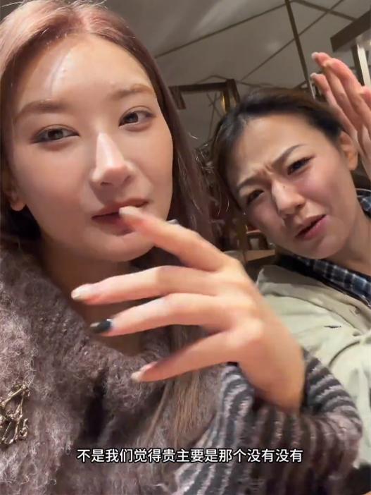 德云嫂子朱琳和好友带着王霄笛、赵芸一一起去阿那亚旅行。这样的旅行搭子，瞬间吸引了