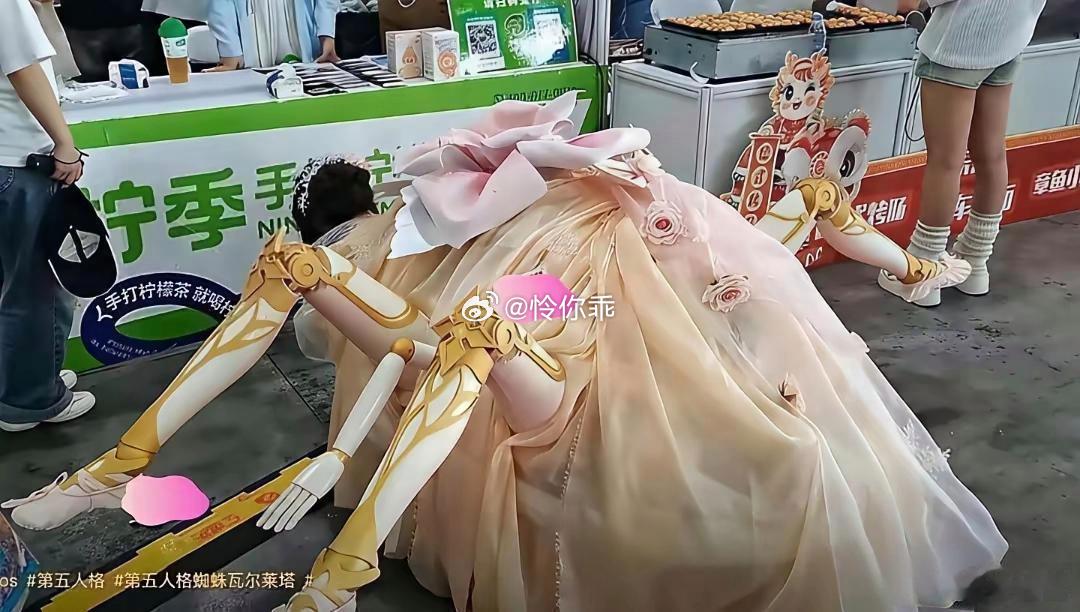 虽不反对孩子玩cosplay，但看着这样打扮实在难受！她cos的是一只大蜘蛛？