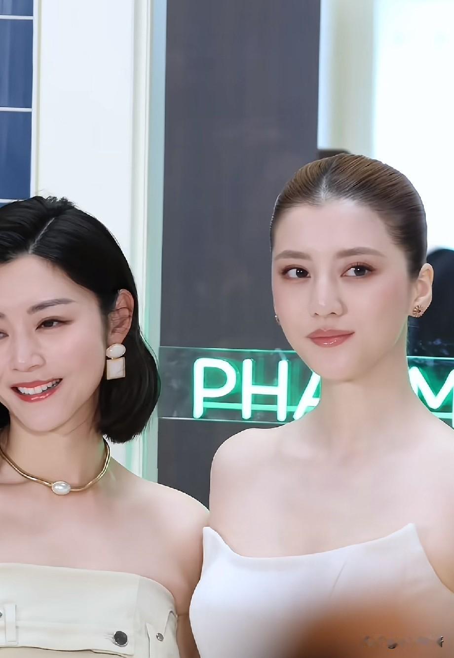 41岁卫诗雅同框吴千语，一奶一白气质碰撞，生图状态太能打近日，在深圳GAL