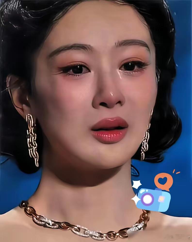 杨紫这一哭，几十万的礼服和珠宝，瞬间都成了粉底液的陪衬。白玉兰封后，激动到泪流