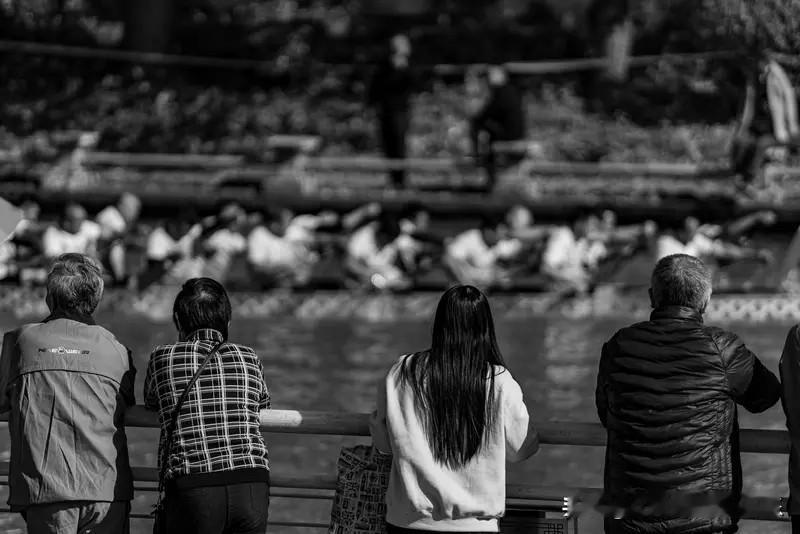 2026年房地产市场大概率是会表现的比2025年要强。因为很多手上捏着钱，有真