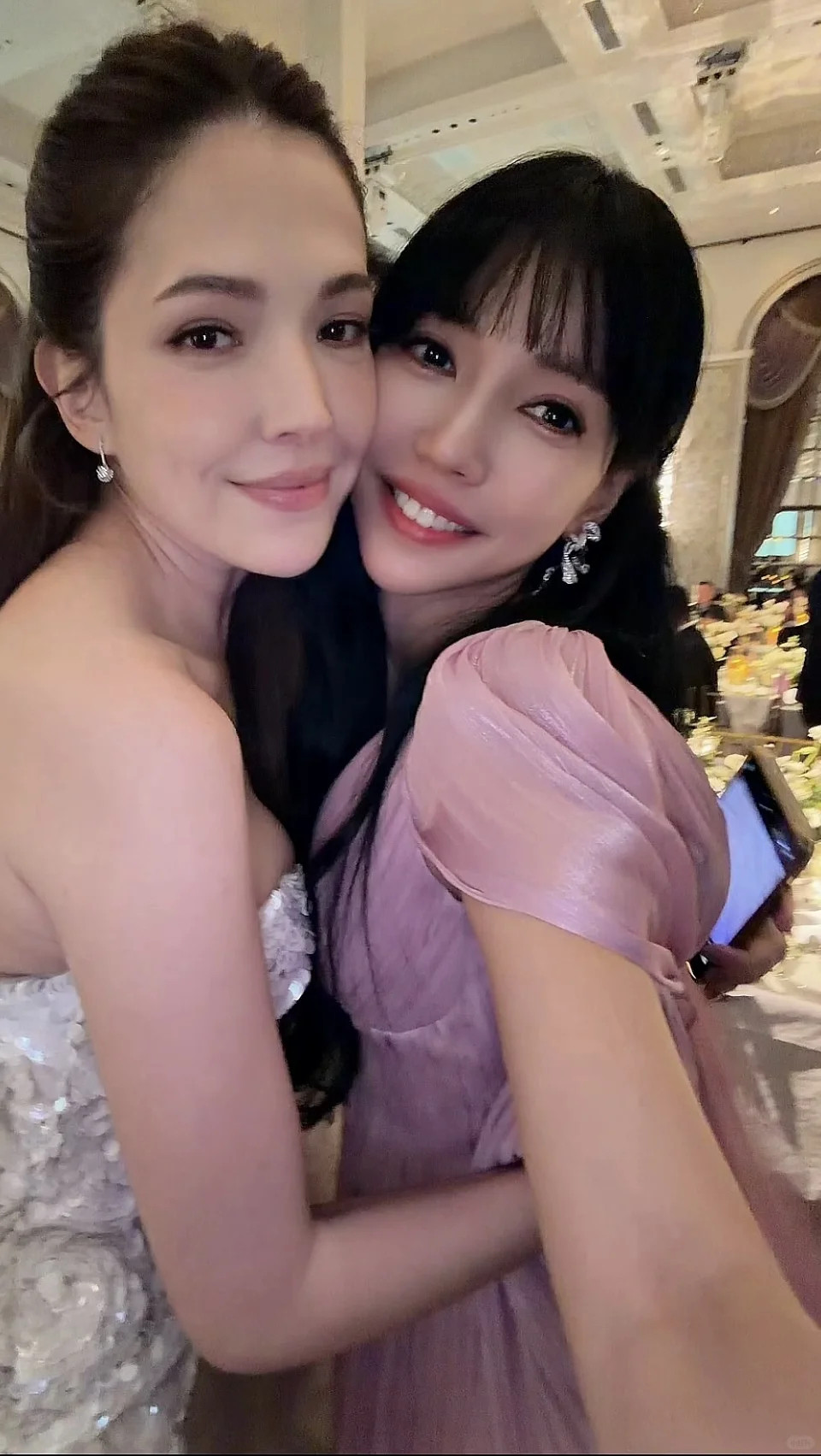 李靓蕾现在混的不错，过上名媛的生活了，看来抚养费拿的不少