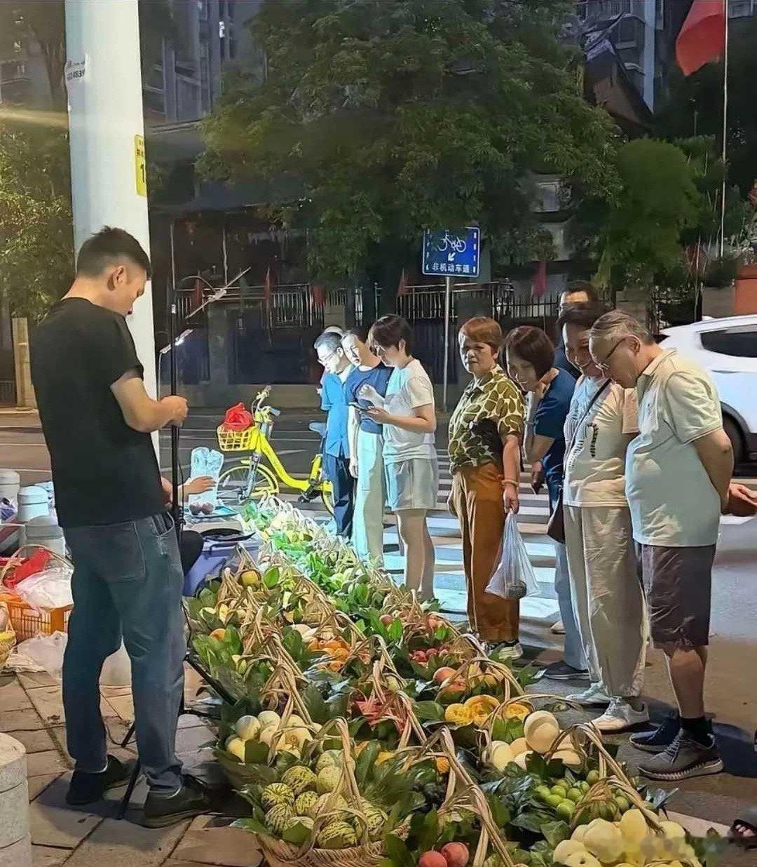 这是我见过卖水果中最会做生意的了，确实算鬼点子多吧？