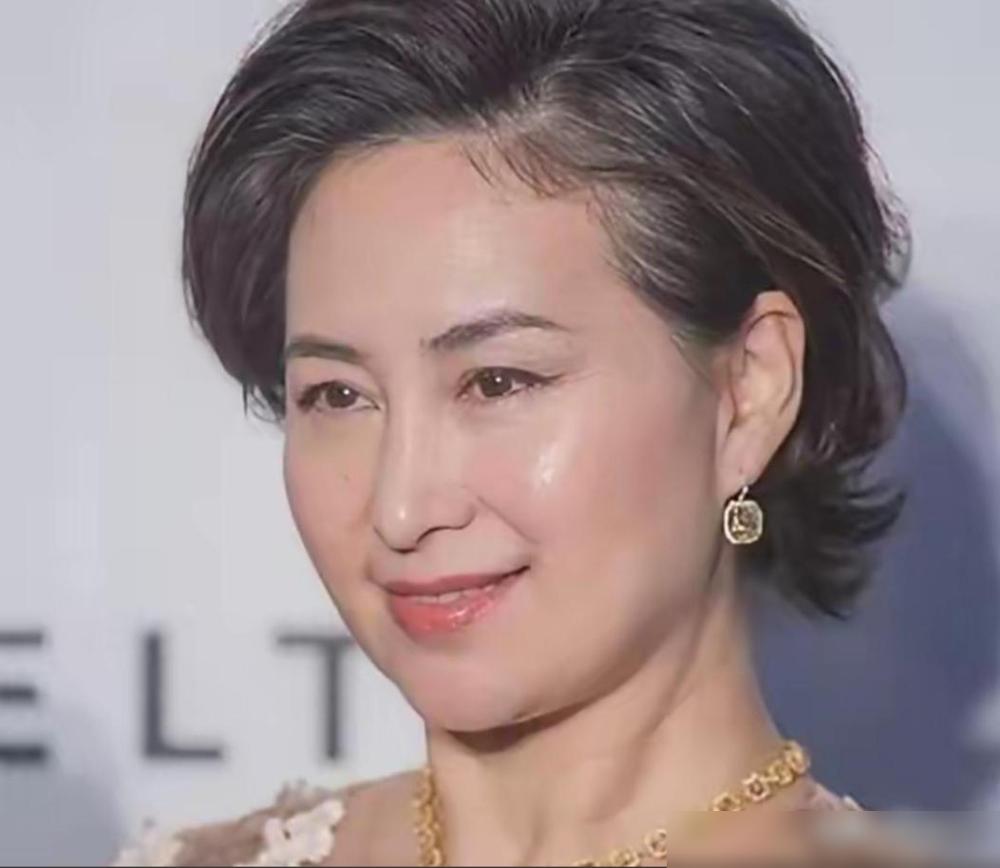 有次记者问何超琼：“您跟许晋亨结婚9年都没生娃，是不是心里一直放不下陈百强呀？”