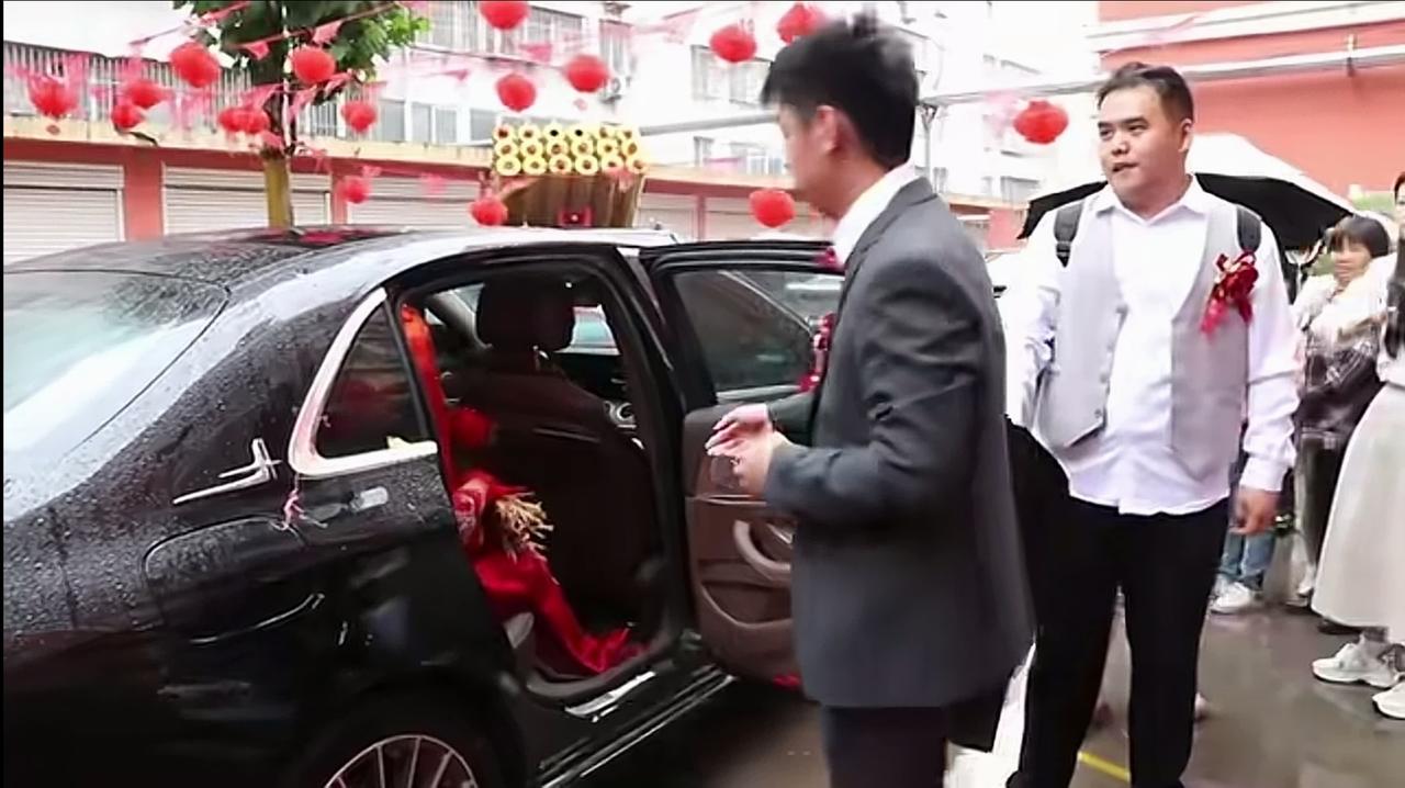 近日，青岛一位36岁的女教授，嫁给了河南农村的一位小伙子。小伙子为人本分老实，但