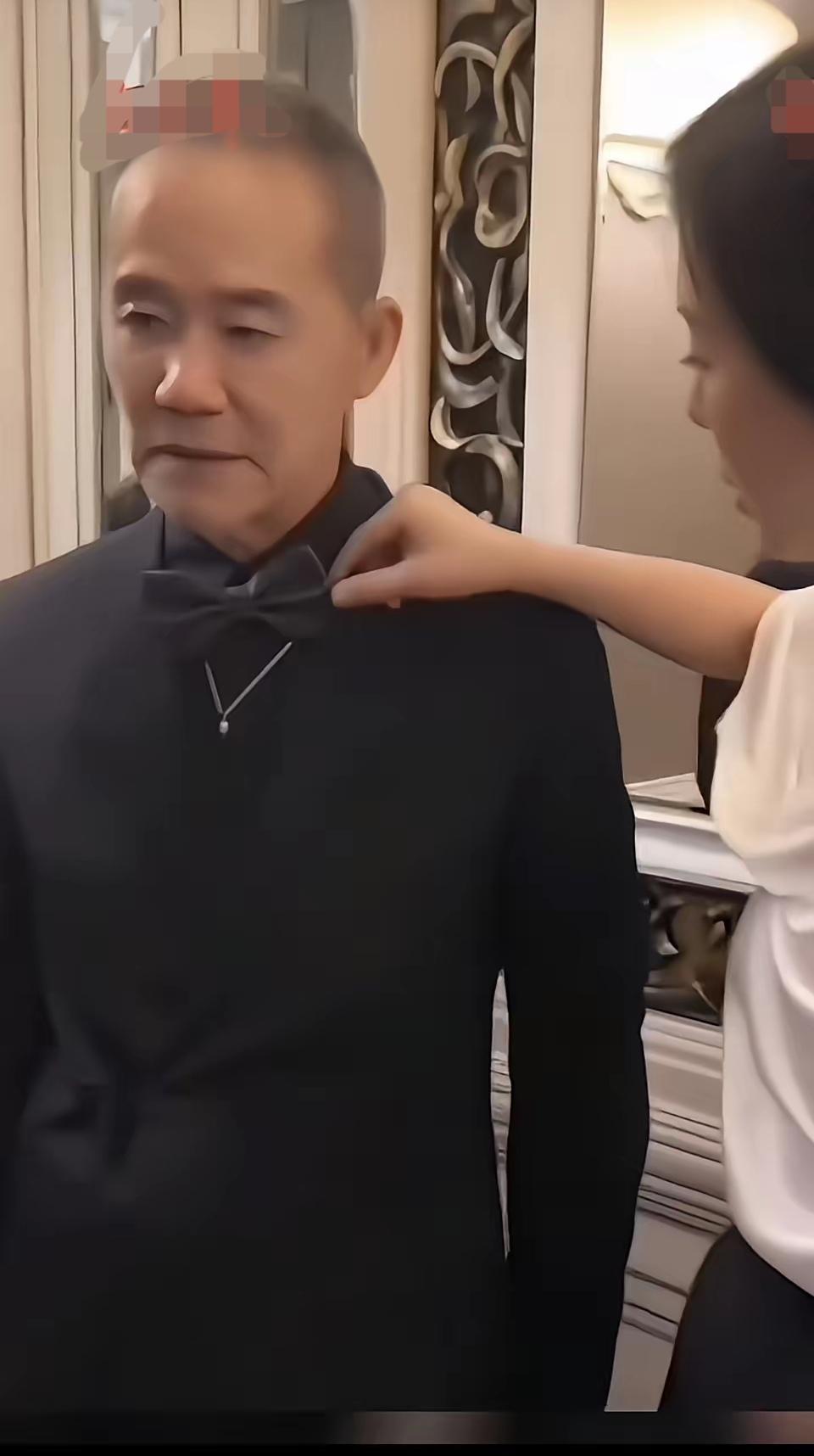 70岁地产教父因一条项链被群嘲“土得掉渣”。黑色西装，黑色领结，偏偏垂下一道银