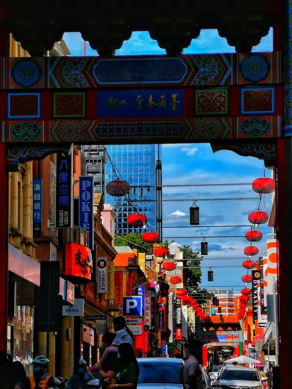 揪心！华人唐人街被捅，一袋速冻饺子守住同胞命！看完泪崩谁能想到？光天化日之