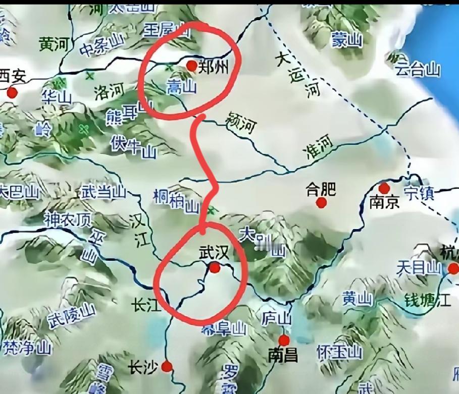 郑州是河南省的省会，紧靠黄河，而武汉是湖北省的省会，紧靠长江，两地一北一南，相隔