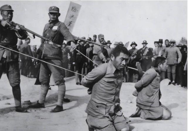 1941年，日本鬼子抓来了20多个年轻的姑娘，在几位姑娘即将被糟蹋时，一名汉奸却