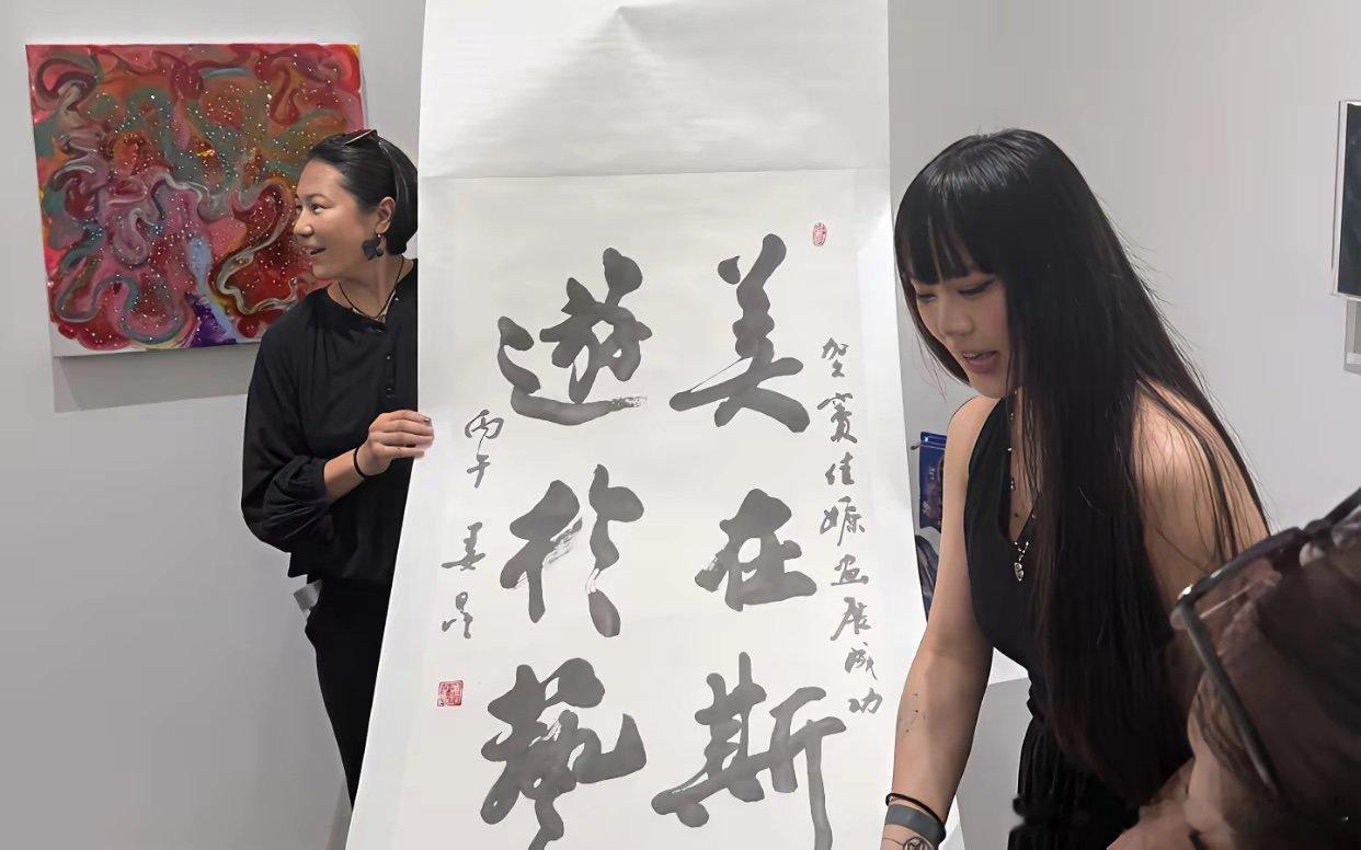 王菲的情敌、窦唯的前妻高原与父亲高飞以及女儿窦佳嫄在窦佳嫄画展现场的一张留影，现