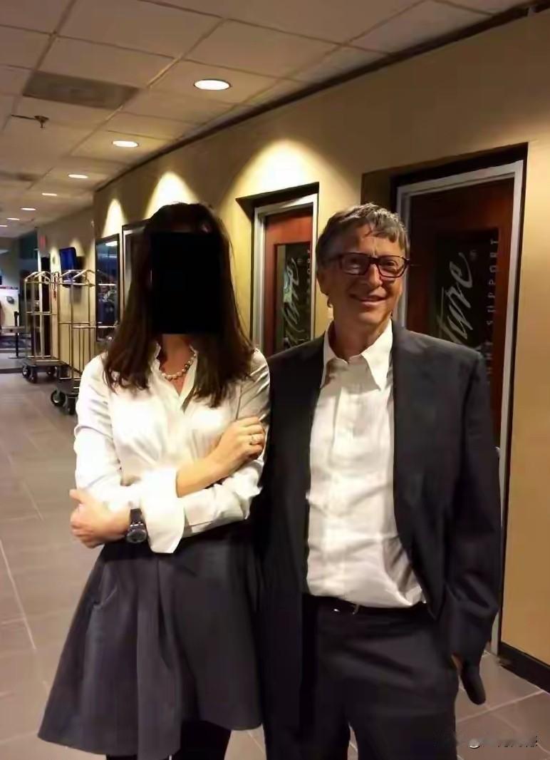 比尔盖茨身边的这个女子，看起来身材是比较高挑的，直观上看，感觉她和比尔盖茨的身高