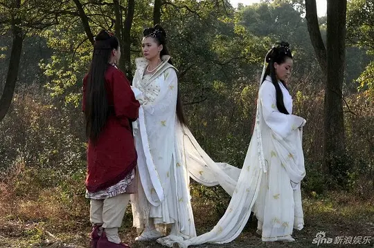 《仙女湖》很有意思，很搞笑，大过年看的也很欢乐，有点小时候看电视剧看动画片