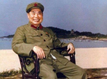 “战争年代我都没掉过链子，更别说现在！”1958年9月，济南军区司令员杨得志准备