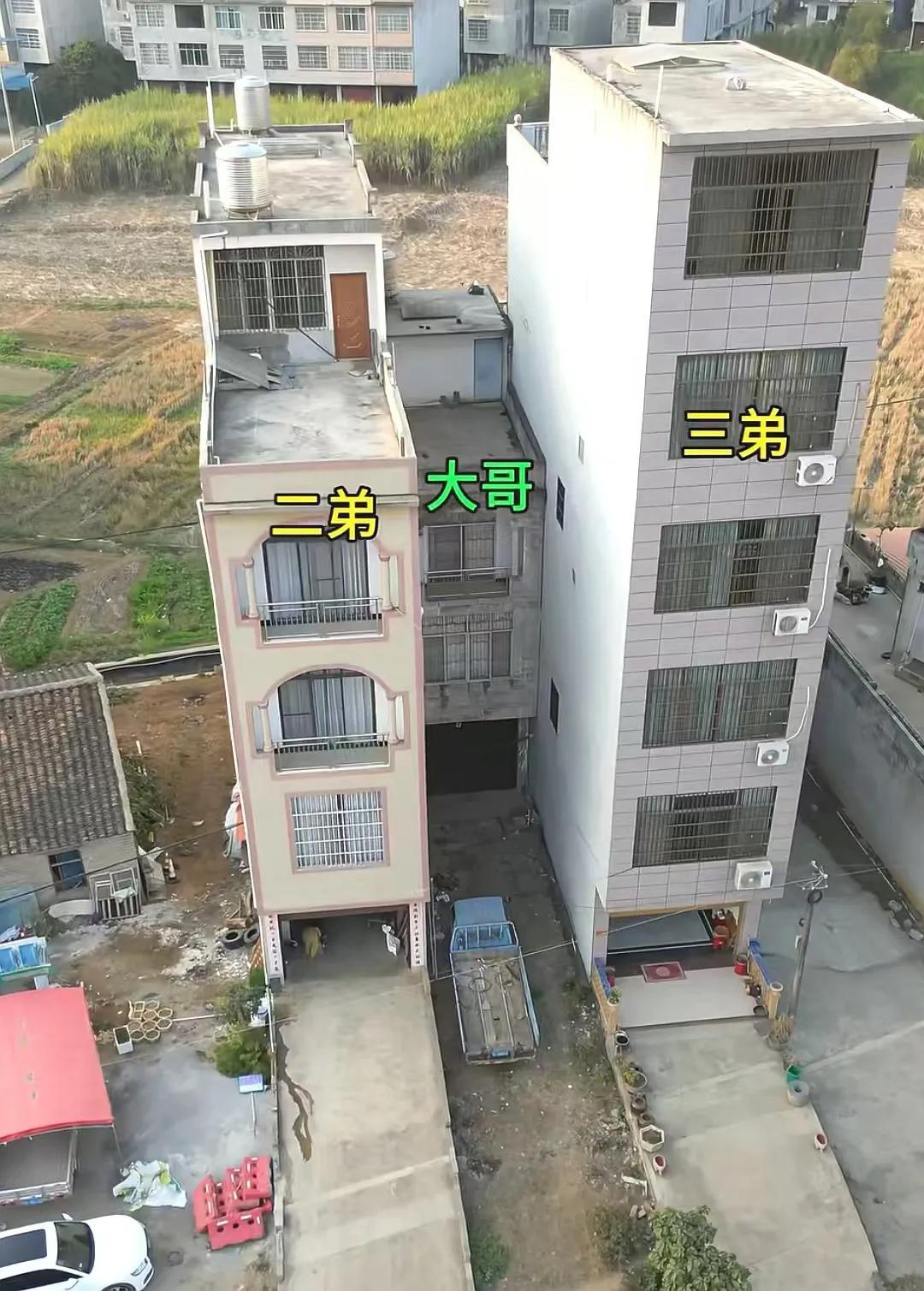 湖南三兄弟的自建房，因并排而建而走红，网友：夹在中间的大哥遭罪了！这是三栋并排