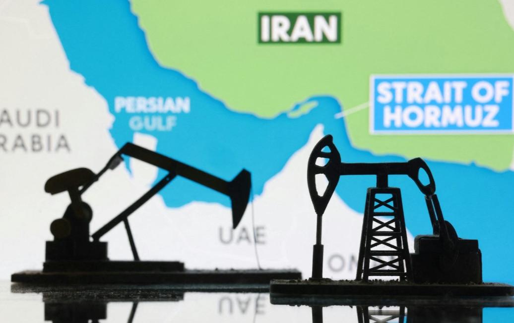 装不下了，伊朗决定拼一把，用铁路往中国运石油，特朗普也拦不住 海上通道被美国