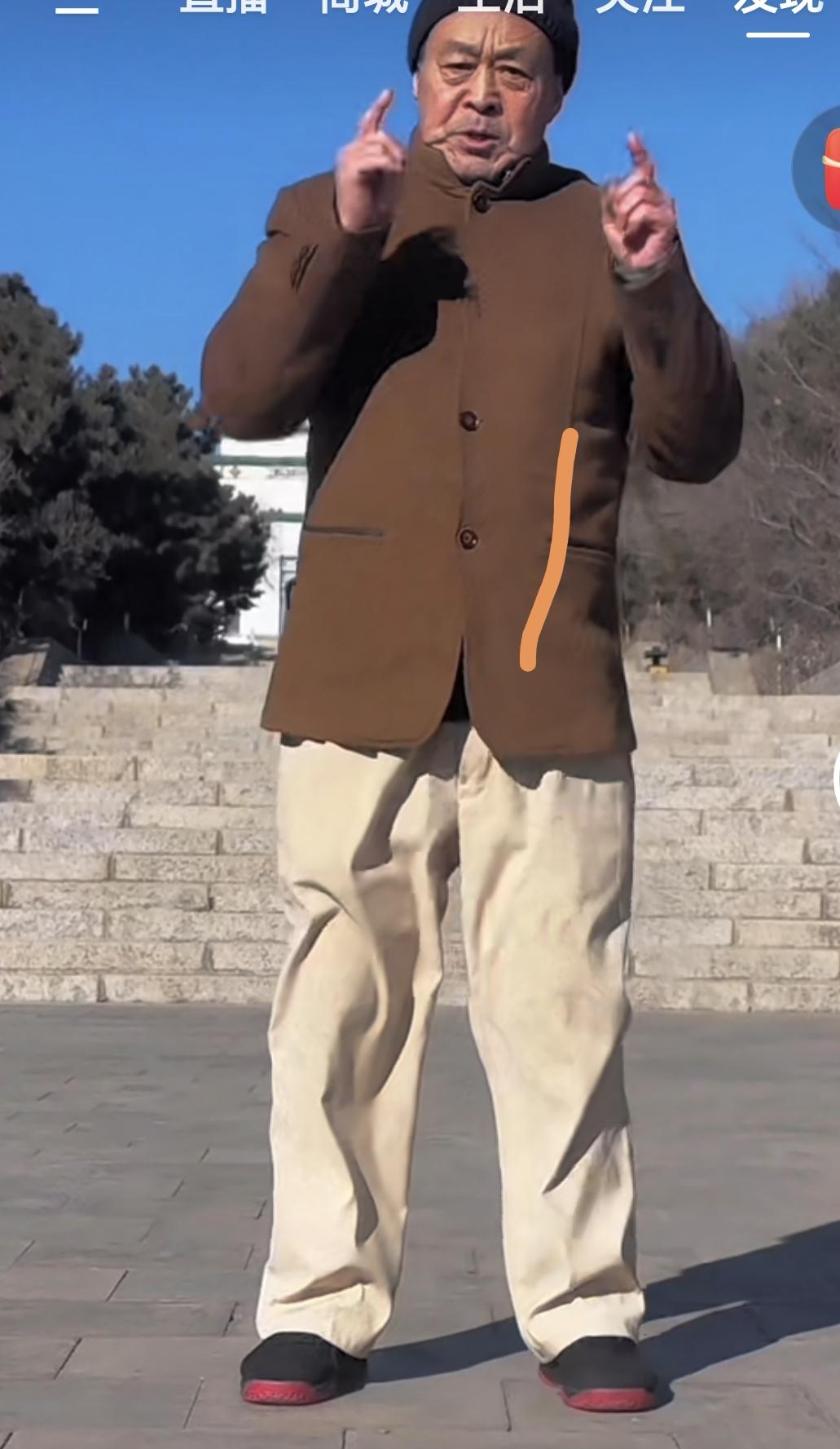 马保国这老头，真是把“五连鞭”变成了武林笑话代名词。他自称是武术世家，有家族传