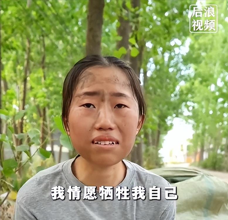 朱门酒肉臭，路有冻死骨！河南，00后女孩独自养活一家5口！父亲瘫痪在床10年、母
