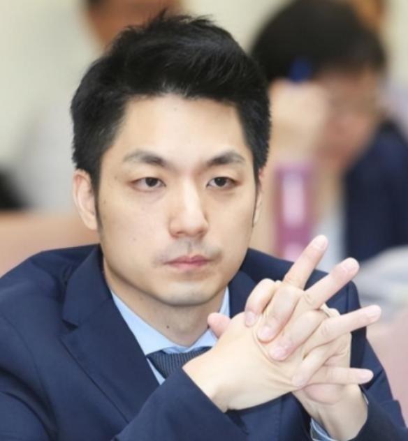 台湾政坛的天，恐怕要变了！一个近乎铁板钉钉的预言曾在岛内流传：只要蒋万安