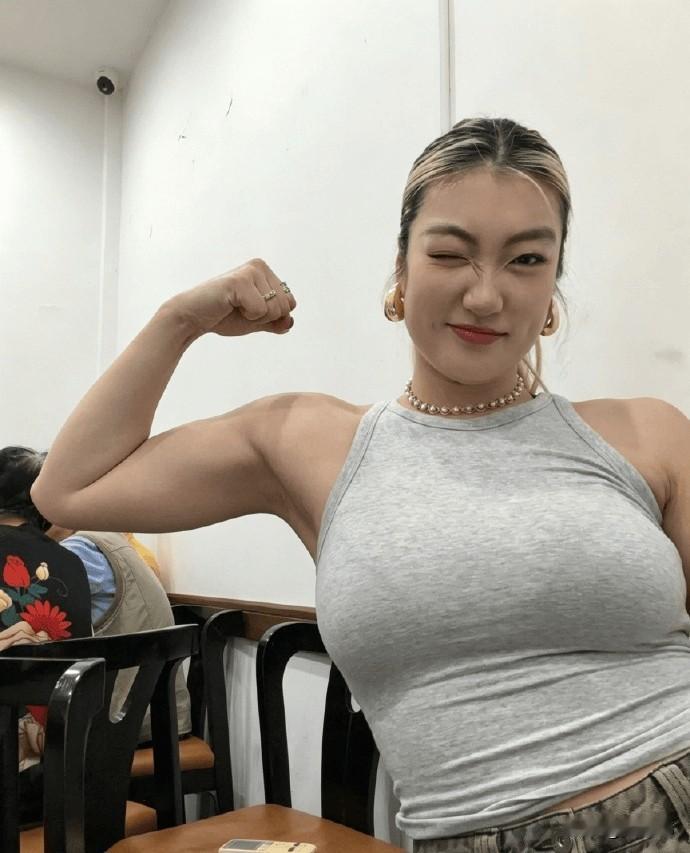 李梦晒照为球迷送上中秋祝福：“大家中秋节快乐，记得要吃月饼哦，感谢大家的支持
