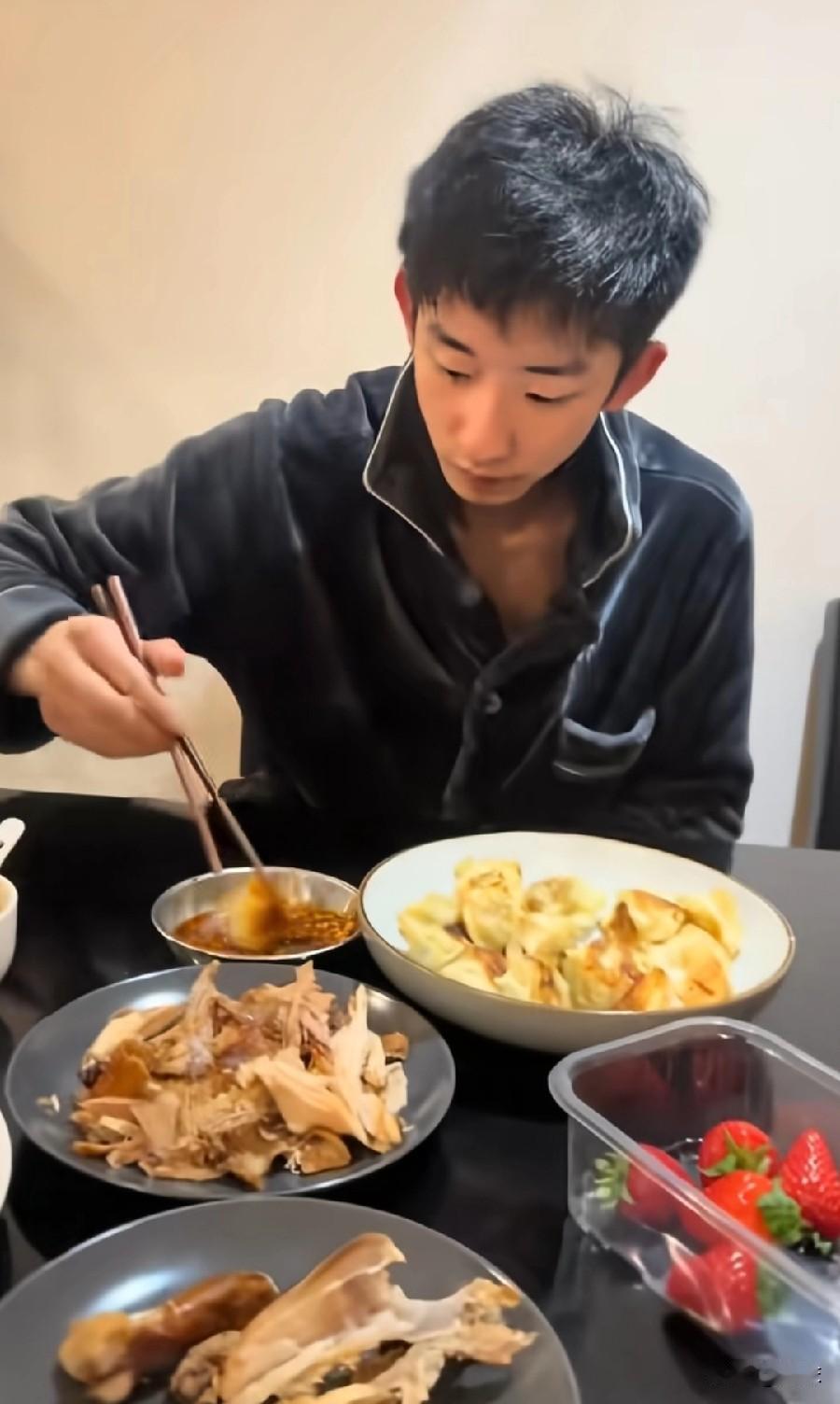 吴宜泽决赛前，在英国与老爸一起家中吃饭，父子俩整了几个菜，两三盘手撕的酱鸭，一盘
