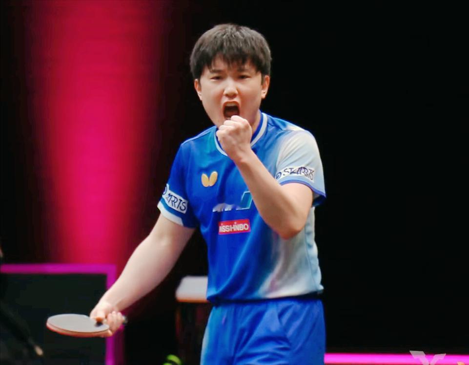 张本智和多害怕樊振东的发球，第一局周启豪7:2领先的情况下，开始保守，