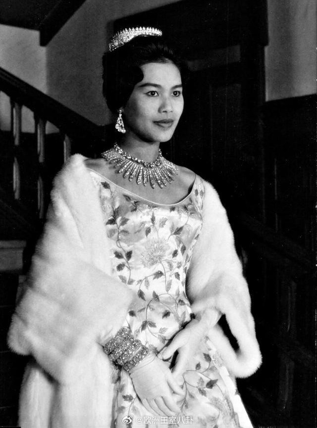 珠宝泰国王室的雕花钻石手镯，一套八只，是他泰祖上老货了，能找到五世王后的佩戴照