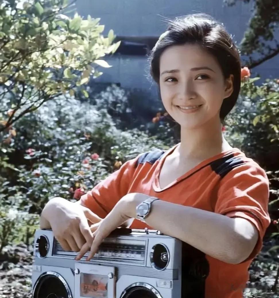 何晴的长相其实很有福气，想不通她怎么这么年轻就走了，实在是令人惋惜。有博主分