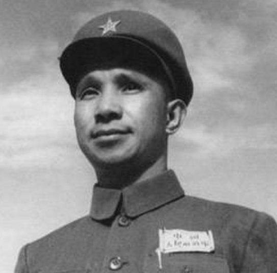 1945年他担任粟裕的军区参谋长，协助指挥战斗，让粟裕极为喜爱，谁料2个月后，此