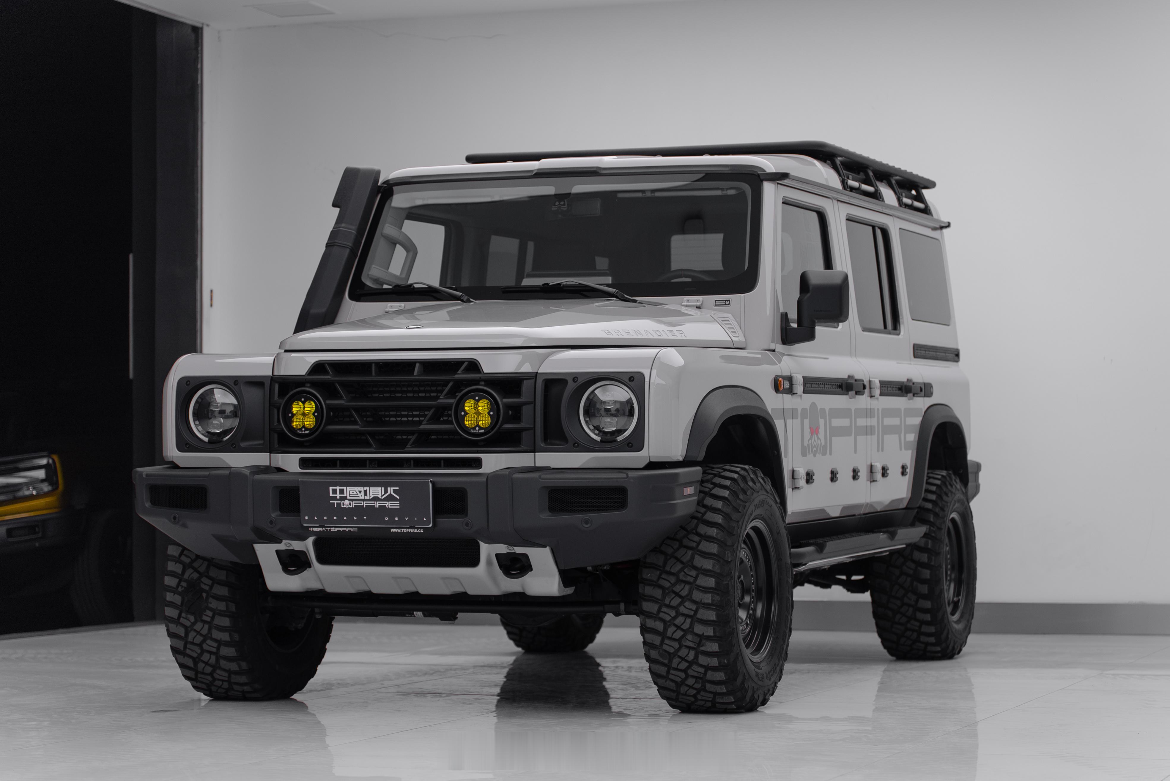 掷弹兵的转向系统与普遍使用的齿轮齿条系统不同，它采用了卡车式的循环球系统，方向盘