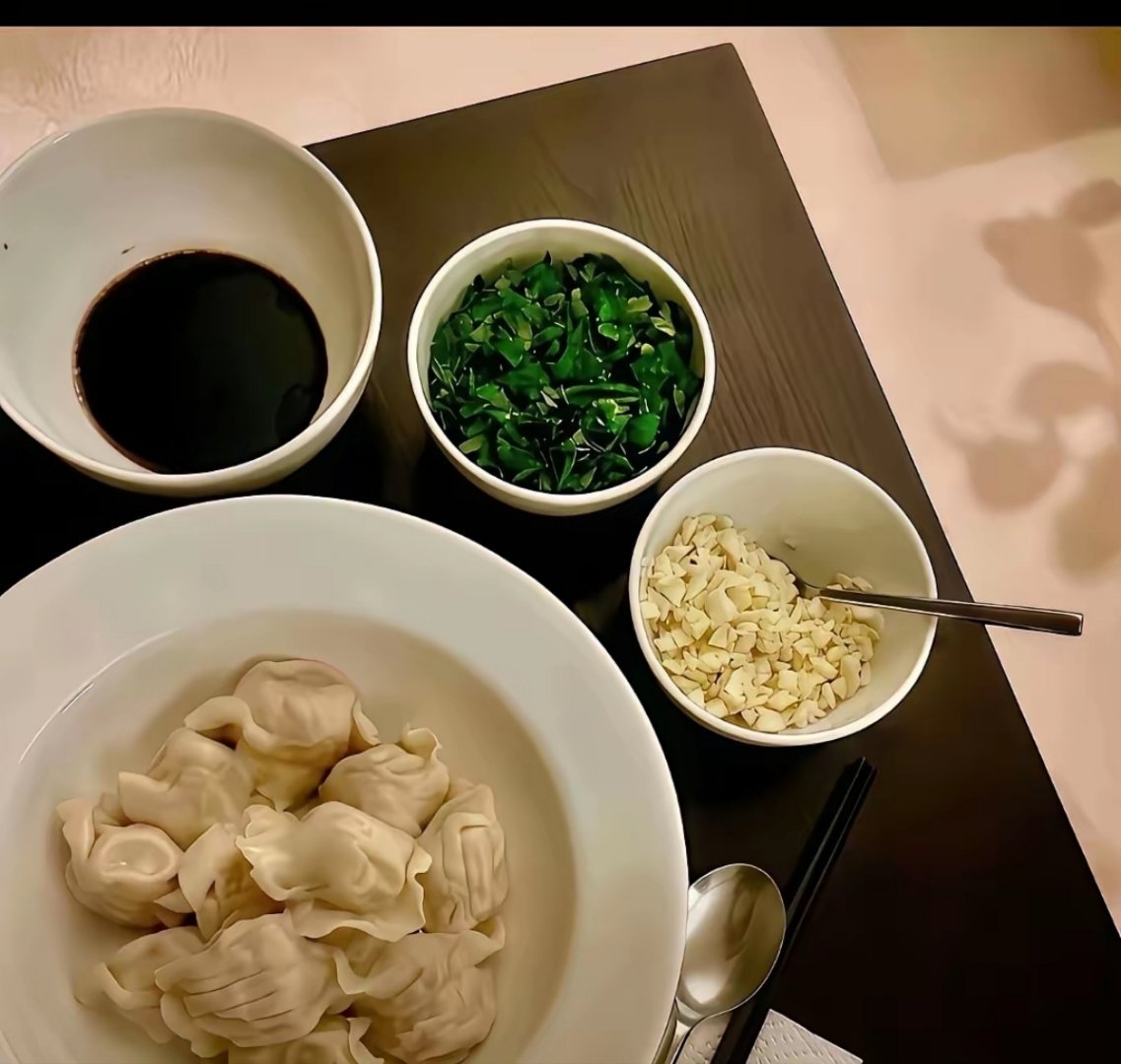 一盘饺子，两盘小菜，小半碗醋，费翔的除夕餐，单身汉的凄凉晚餐。