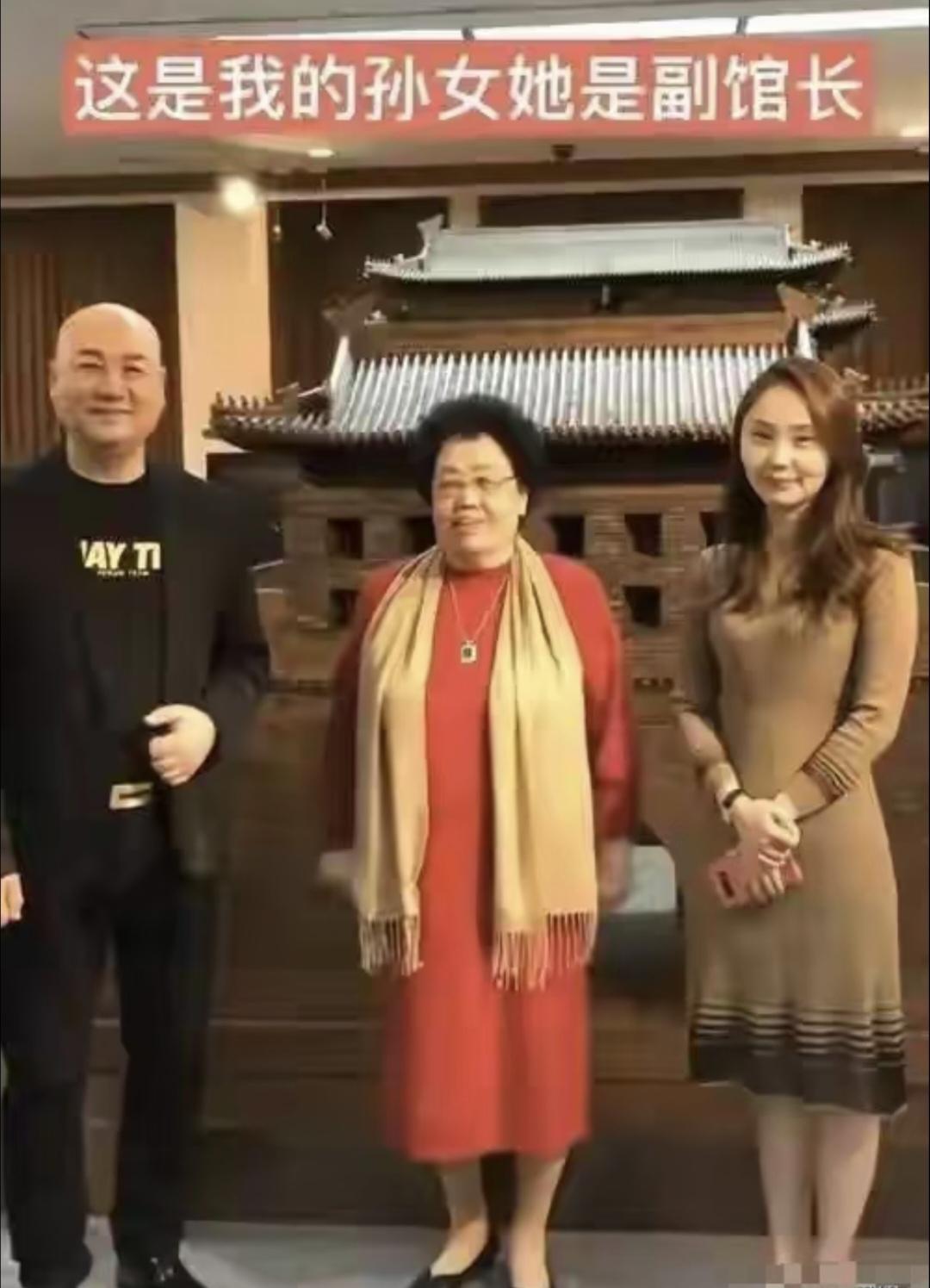 陈丽华孙女既秀气又文静啊，真是淑女一枚！她是赵勇二女儿赵紫薇，任子檀博物馆副馆长