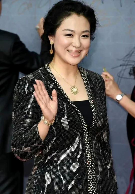 2008年《潜伏》开拍，沈傲君和孙红雷拍完吻戏后，她悄悄地对导演说：我给你100