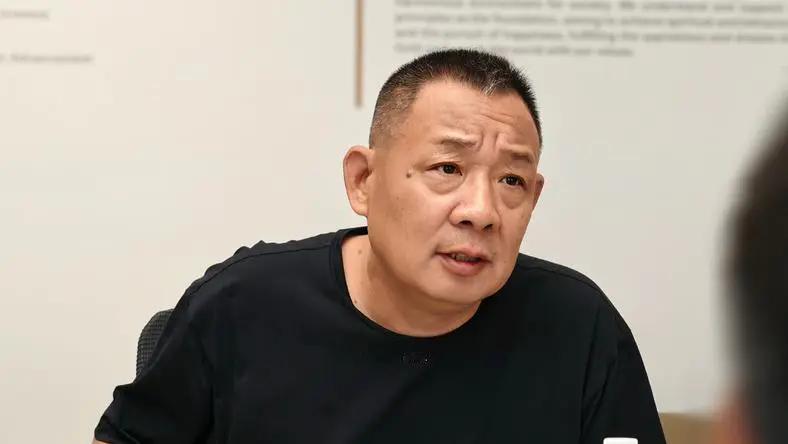 太解气！房东坐地起价捞钱，胖东来说关就关！于东来：你看我像惯着你的人吗？真