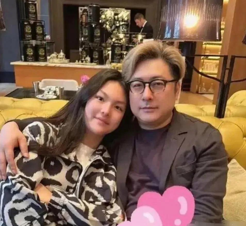 伦敦街头，王诗龄和爸爸王岳伦笑成一团，像两个逃课的高中生。巴黎时装周，她踩着十