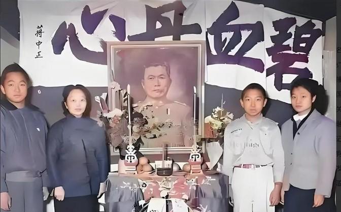 1949年，国军中将邱清泉战死后，他的妻子叶蕤君来不及哀痛就慌不迭地带着孩子们南