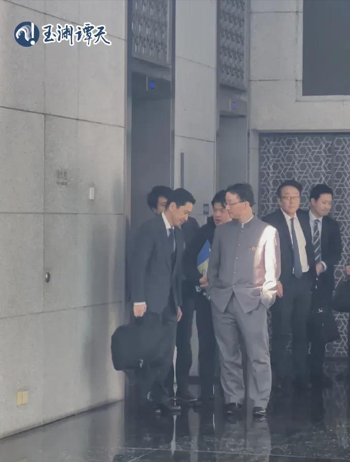 刘司长这次双手插兜、侧目而视的姿态，要是放在其他外交场合，估计早被网友批评“不够