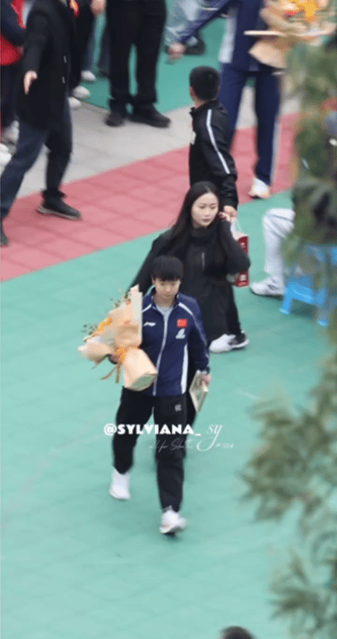 莎莎入场和退场时，现场的安保还是很到位的。图1-3，是活动结束，莎莎退场时，