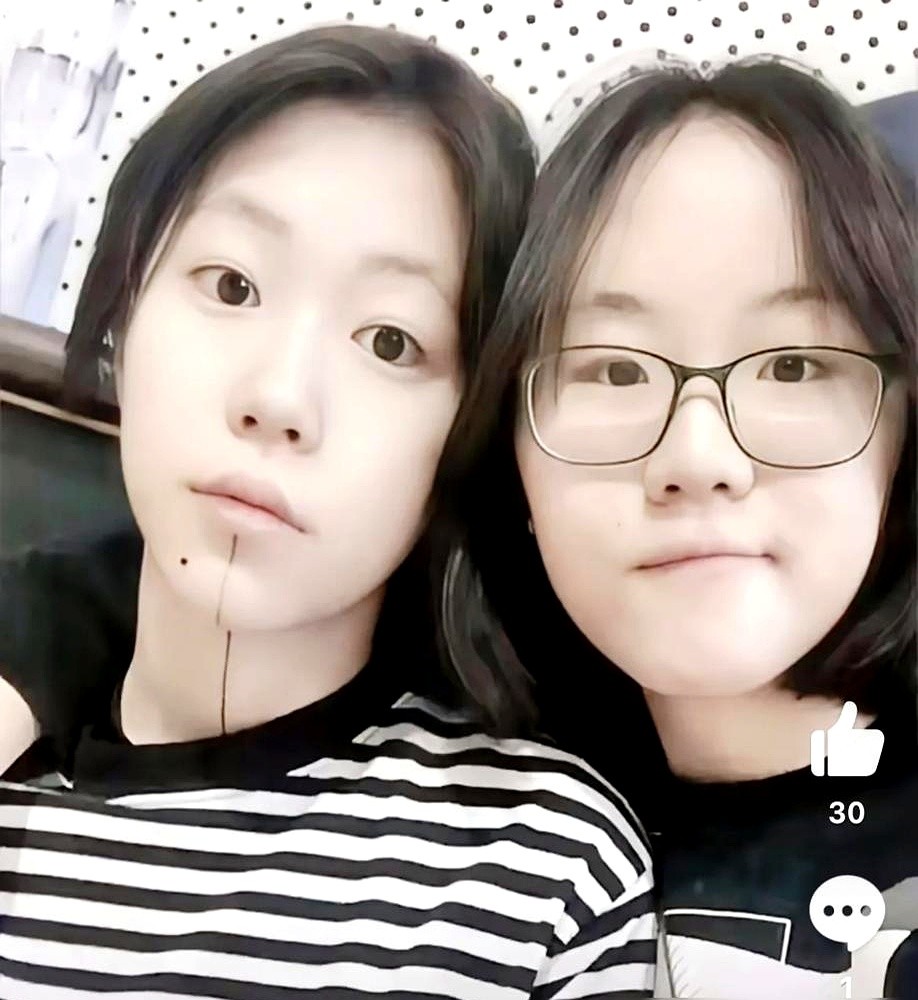 窦唯的小女儿没进娱乐圈，跑去酒吧摇起了调酒器。窦佳嫄放弃唱歌，自己租房当打工人。同父异母的姐姐窦靖童