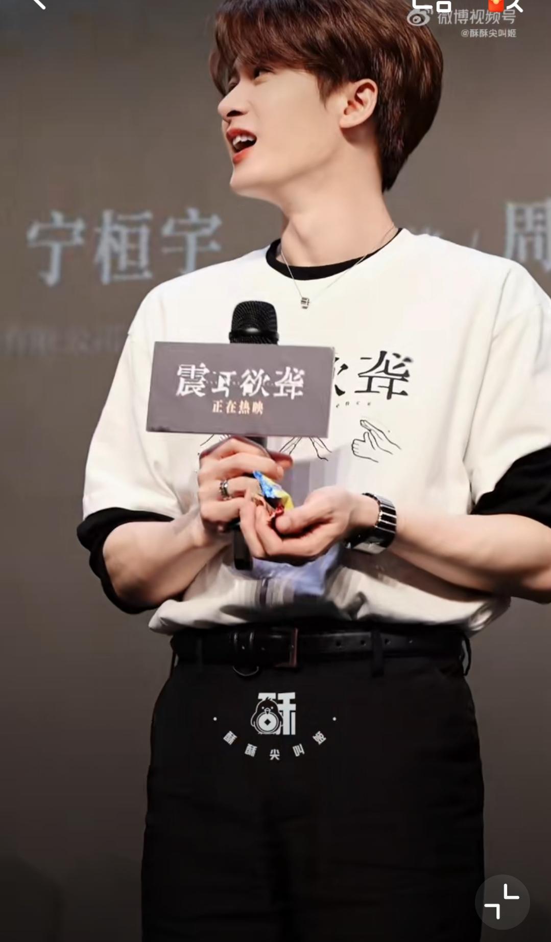 檀健次收喜糖这段，比电影还暖！聋人夫妻的心意被他接得满分看《震耳欲聋》路演