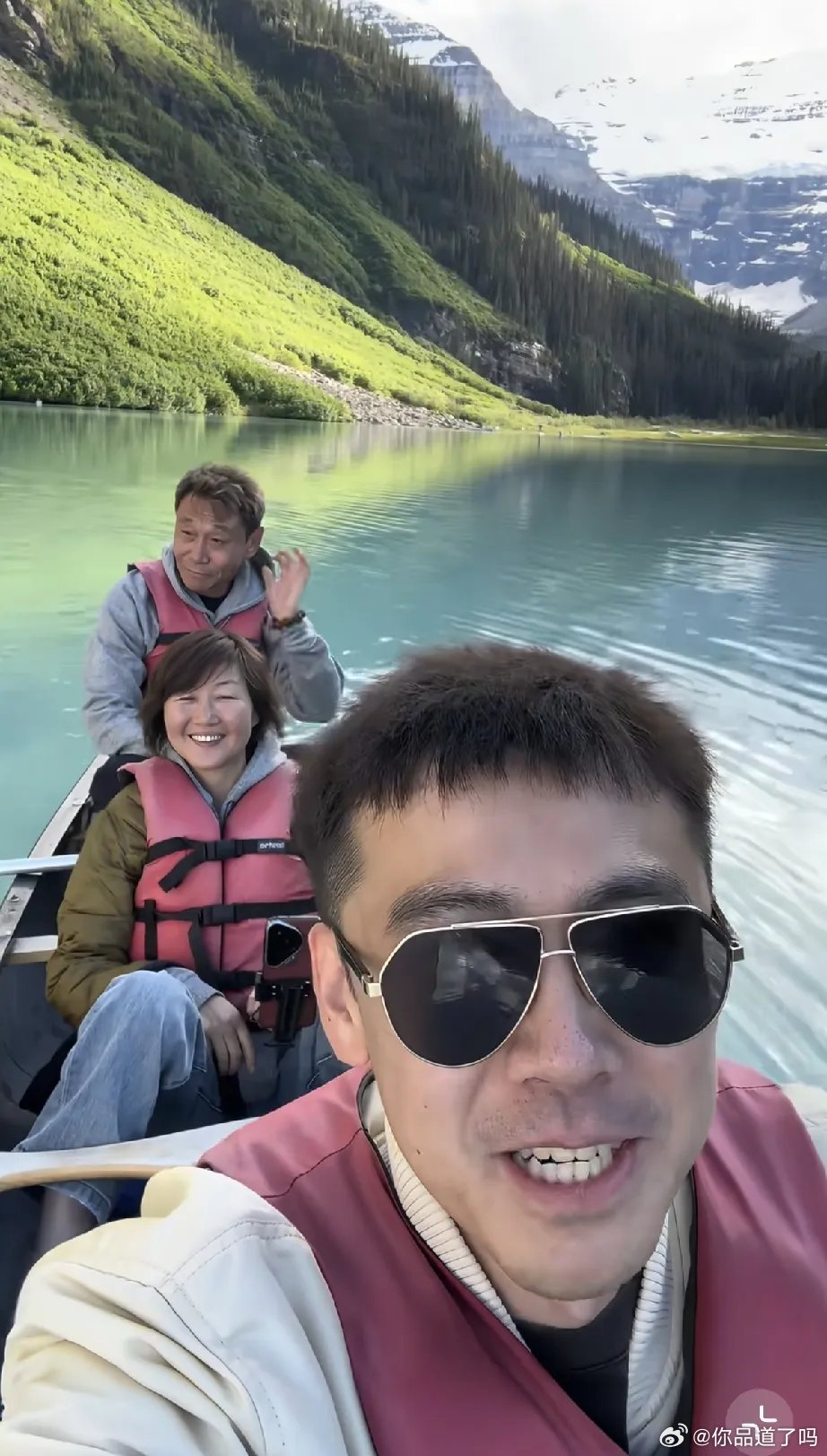 那英前男友高峰带现任妻子范春玲到加拿大路易斯湖旅游，高峰紧紧守护在妻子身后，看着