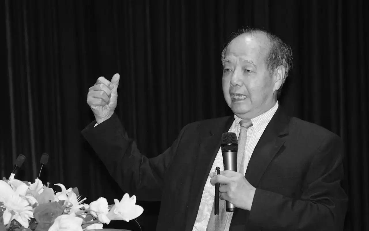 1946年夏，正在与李政道讨论粒子物理的费米突然问李政道：“太阳中间的温度是多少