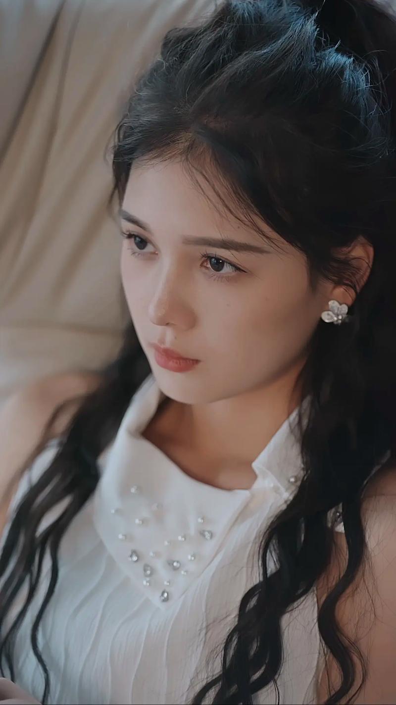 短剧红人“左一”，这下彻底火了！不是因为她演的剧又爆了，也不是把助理揍了，而