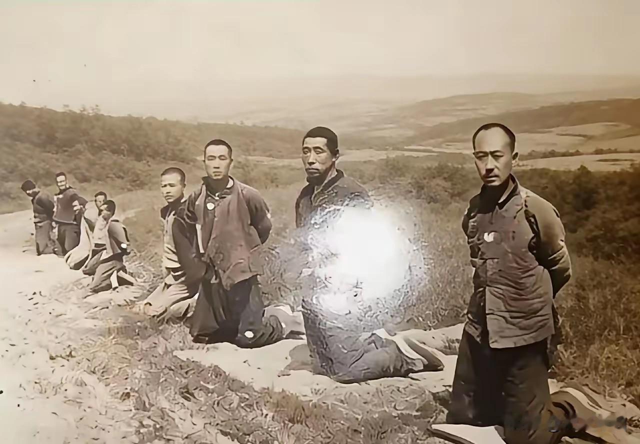 九一八事变后，9位东北抗日志士不幸落入日寇魔掌，临行前万恶的日寇拍下这张照片。